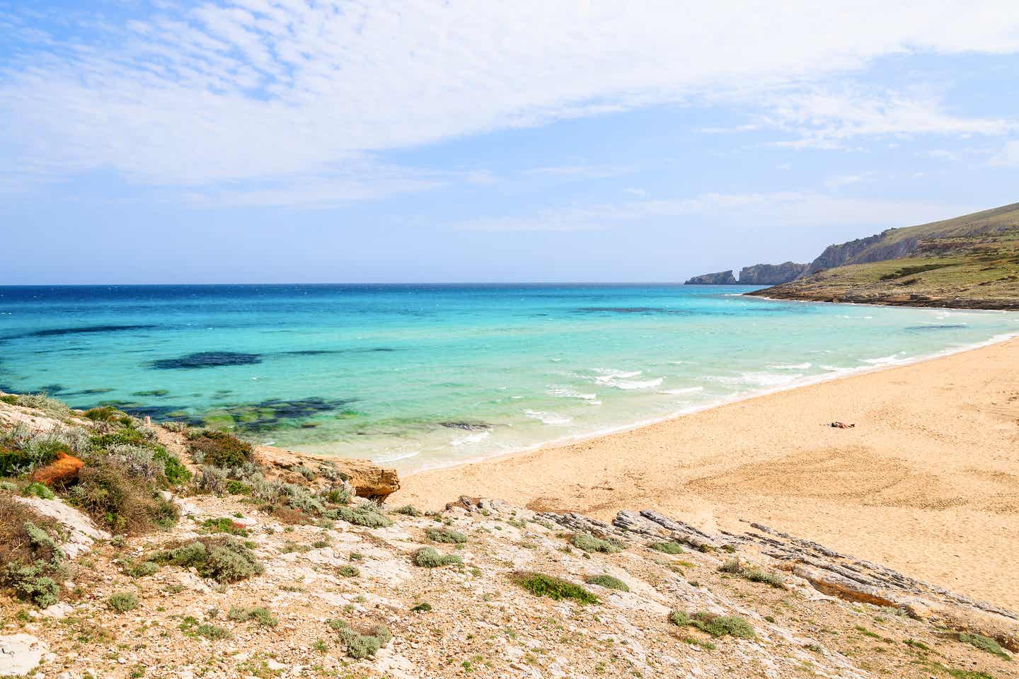 Türkisblaues Wasser an goldgelbem Strand