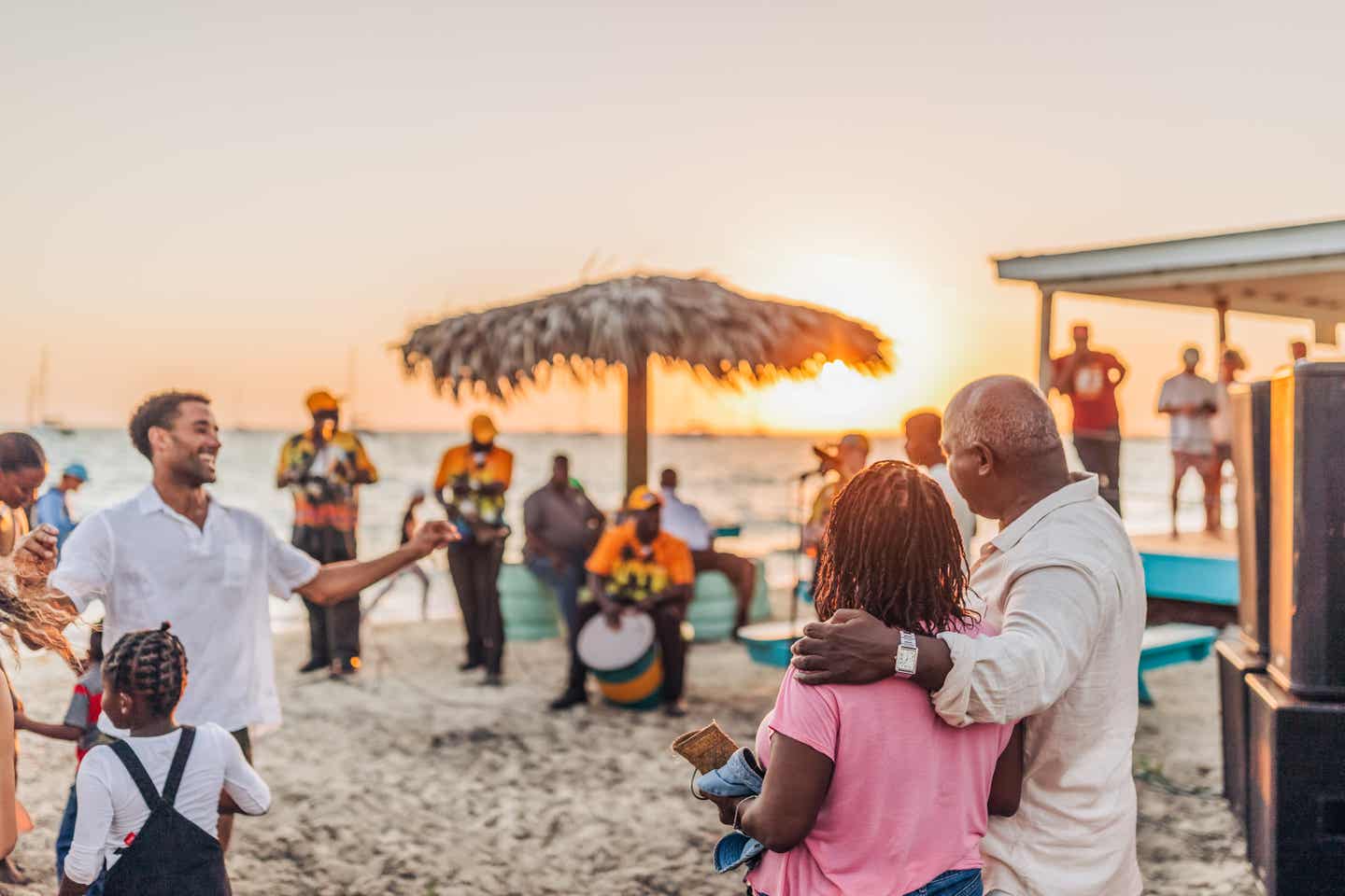 Bahamas Sonnenuntergang Leute tanzen und haben Spaß