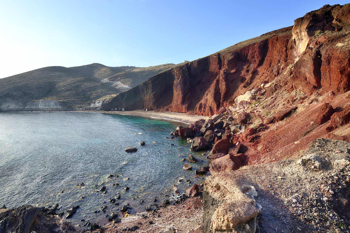 Der Red Beach auf Santorini liegt vor einer imposanten Steilküste