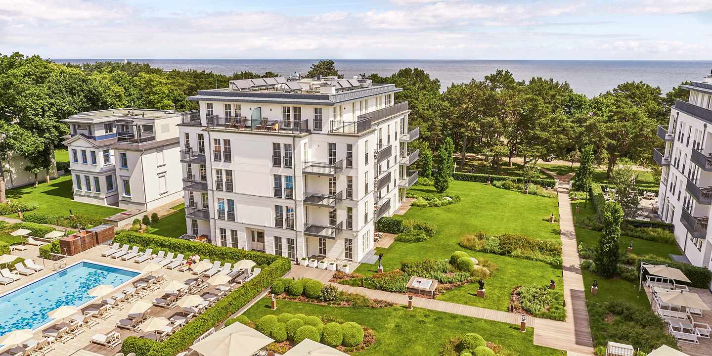Steigenberger Grandhotel Heringsdorf mit Pool, Gartenanlage und Ostsee im Hintergrund