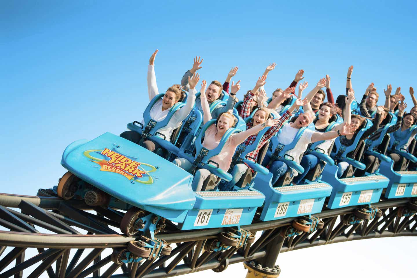 Menschen bei der Fahrt der Desert Race im Heide Park Resort