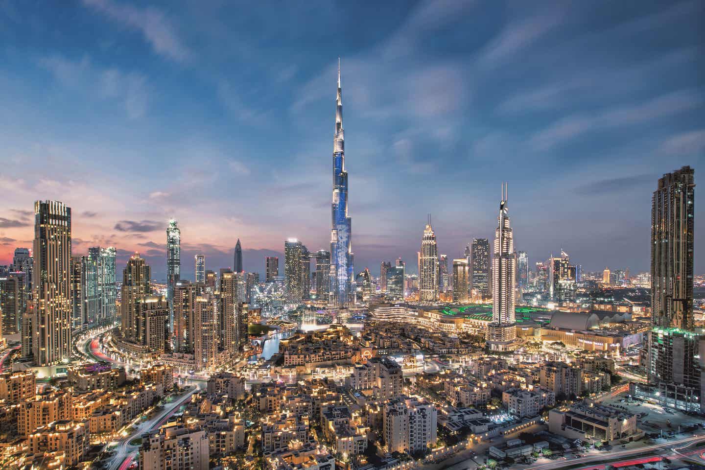 Dubais Skyline samt Burj Khalifa bei Nacht