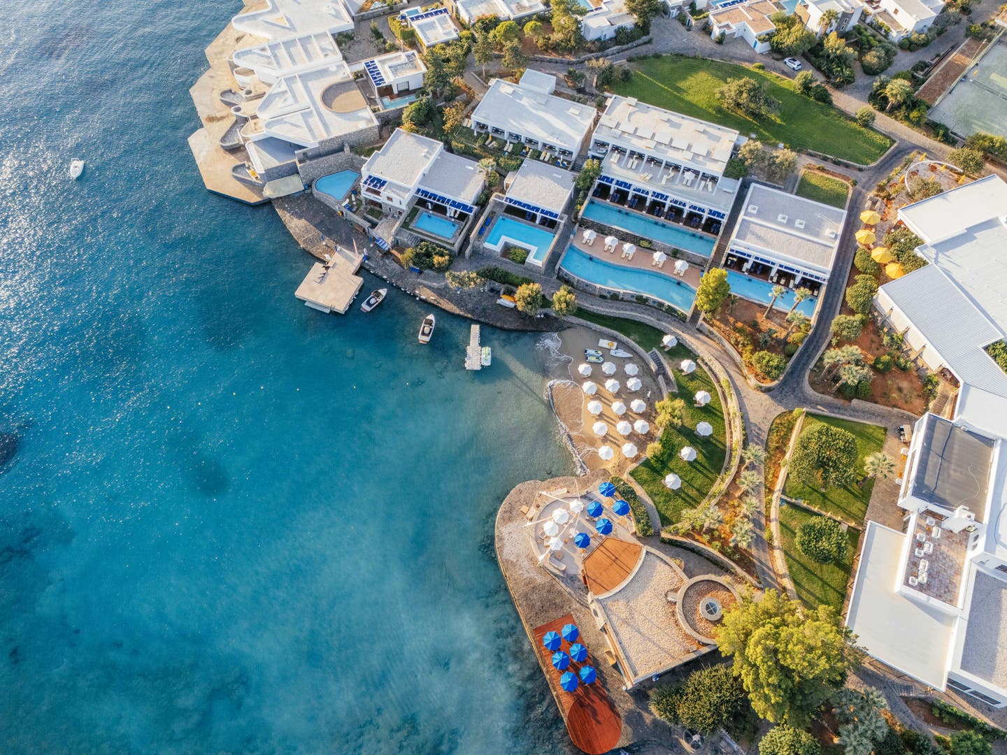 Topshot der Hotelanlage direkt am Mittelmeer