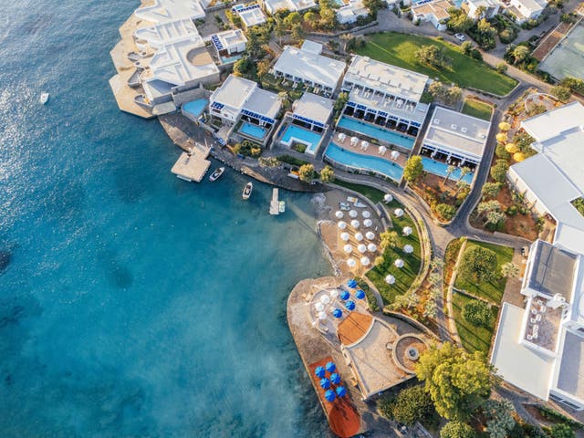 Topshot der Hotelanlage direkt am Mittelmeer