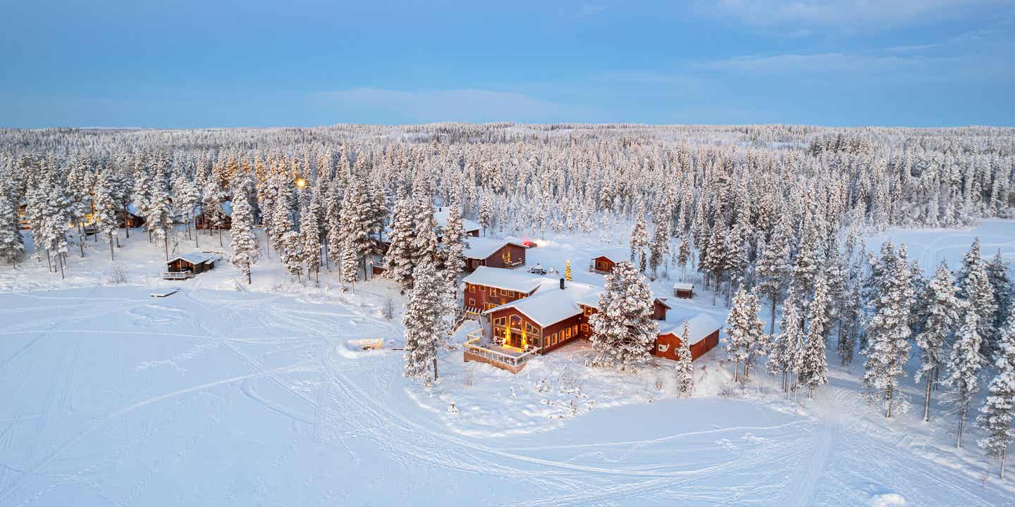 Gemütliche Hütte inmitten verschneiter Winterlandschaft. Blick von oben