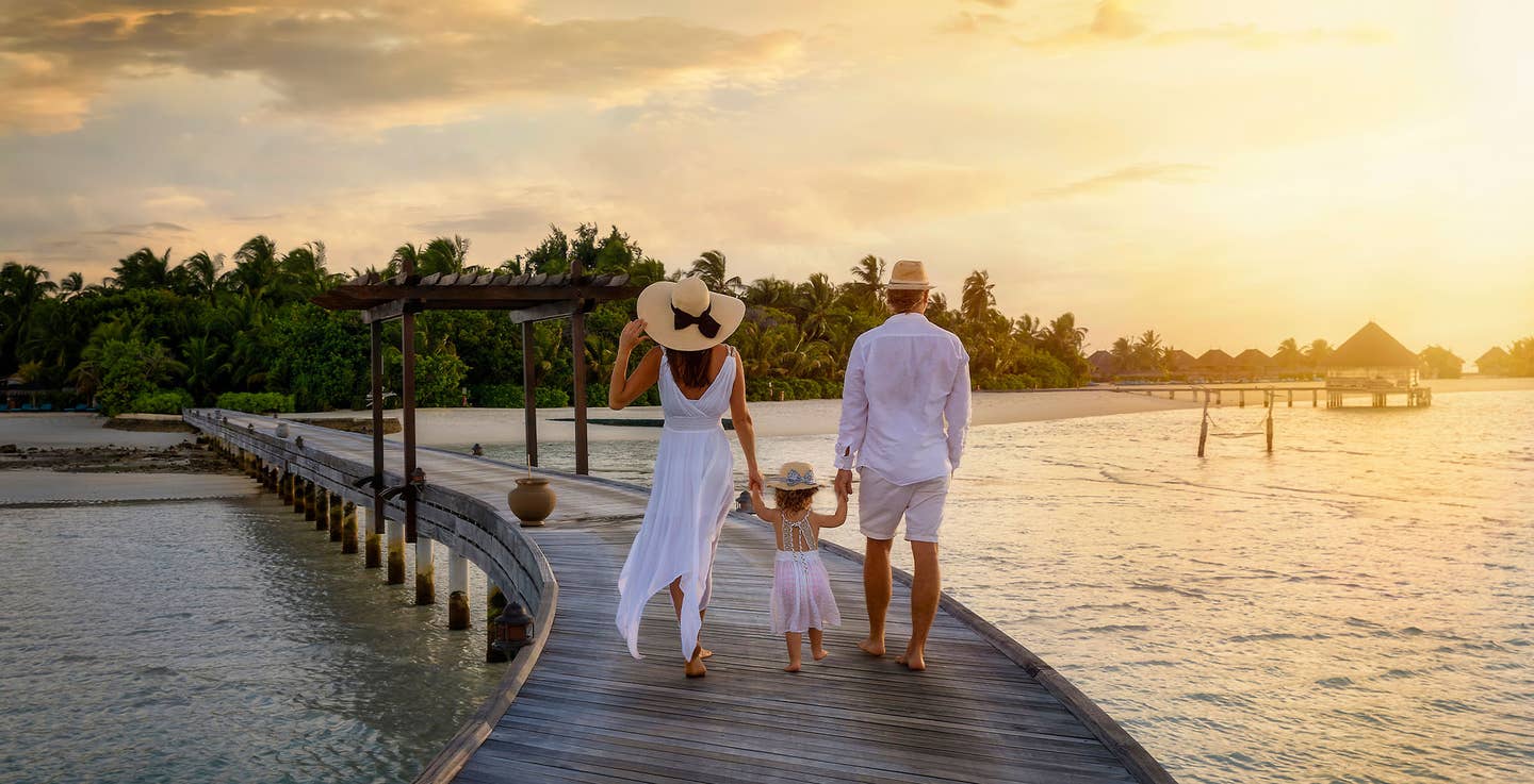 Familie im Luxusurlaub am Strand