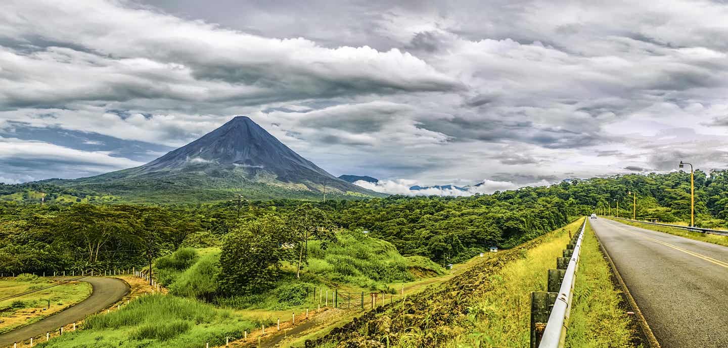 Costa Rica Tour Tipps: Landstraße in grüner Umgebung