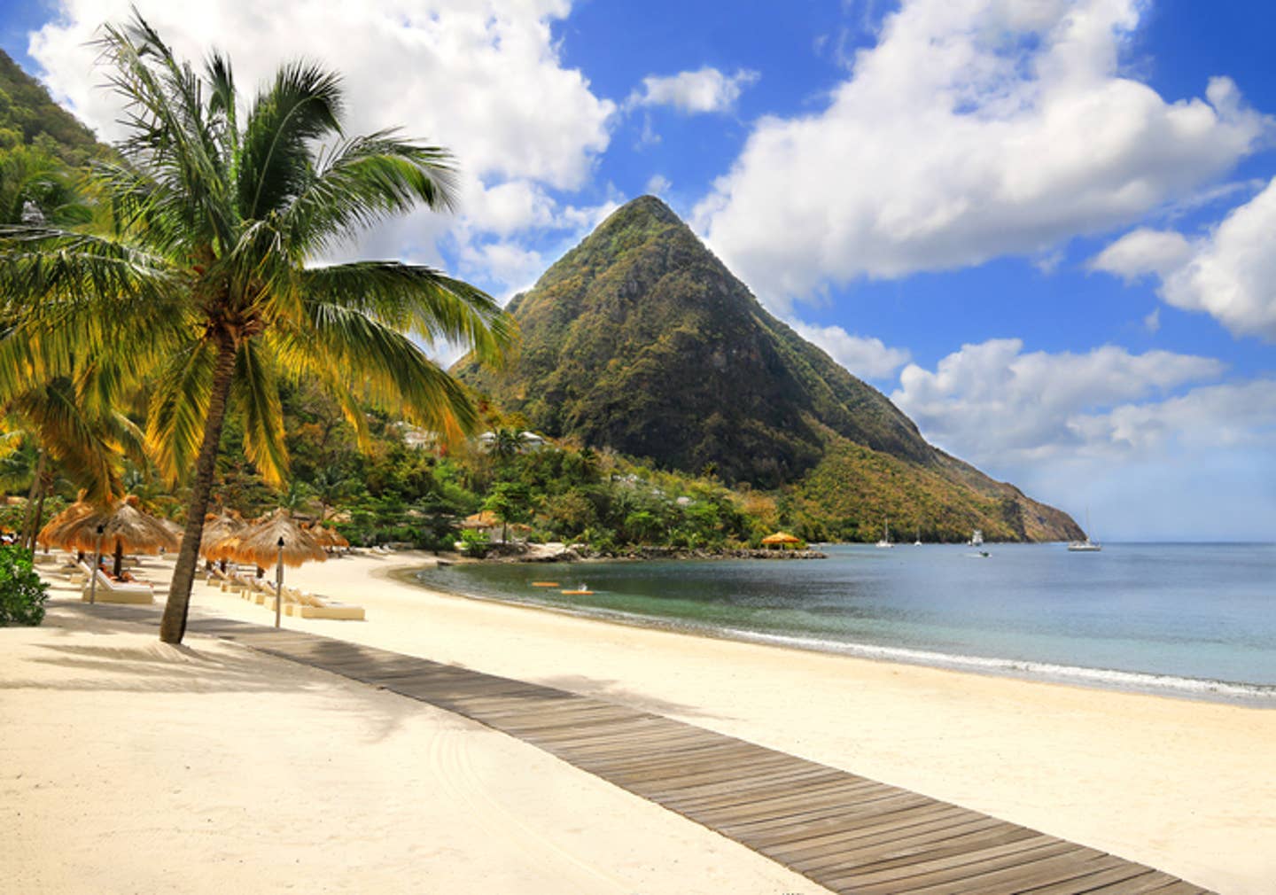 Rundreisen St. Lucia: Weg am Strand mit einem der grünen Berge St. Lucias im Hintergrund Rundreisen St. Lucia: Weg am Strand mit einem der grünen Berge St. Lucias im Hintergrund