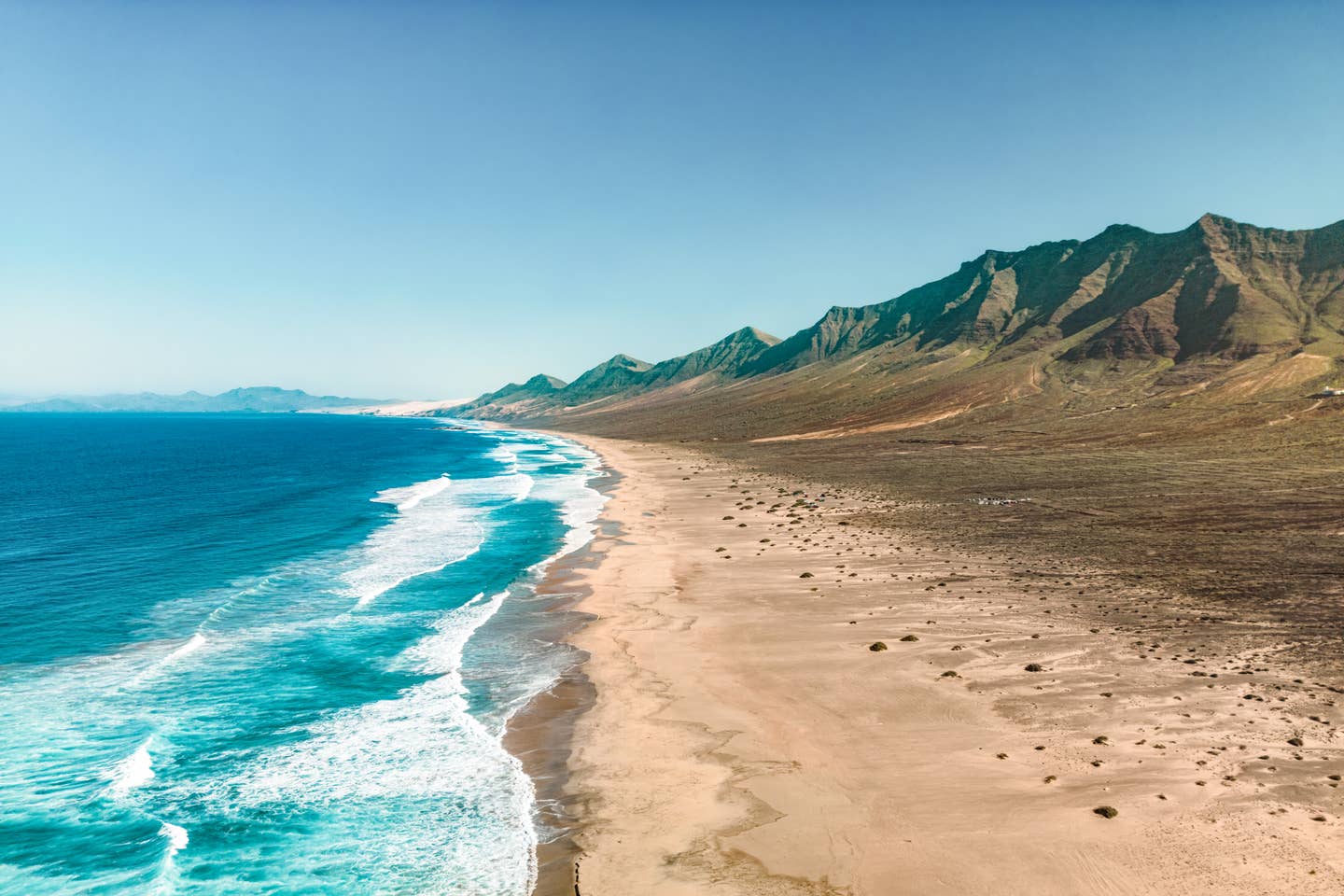 Kanaren-Urlaub: Strand mit Blick auf die Berge, Cofete