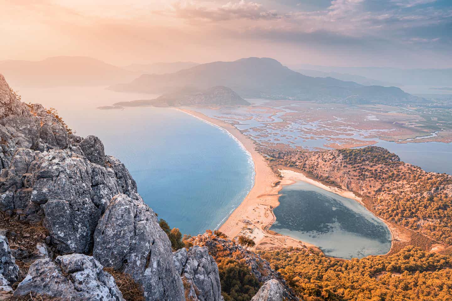 Türkei: die schönsten Orte in Mugla – Bucht im Abendlicht