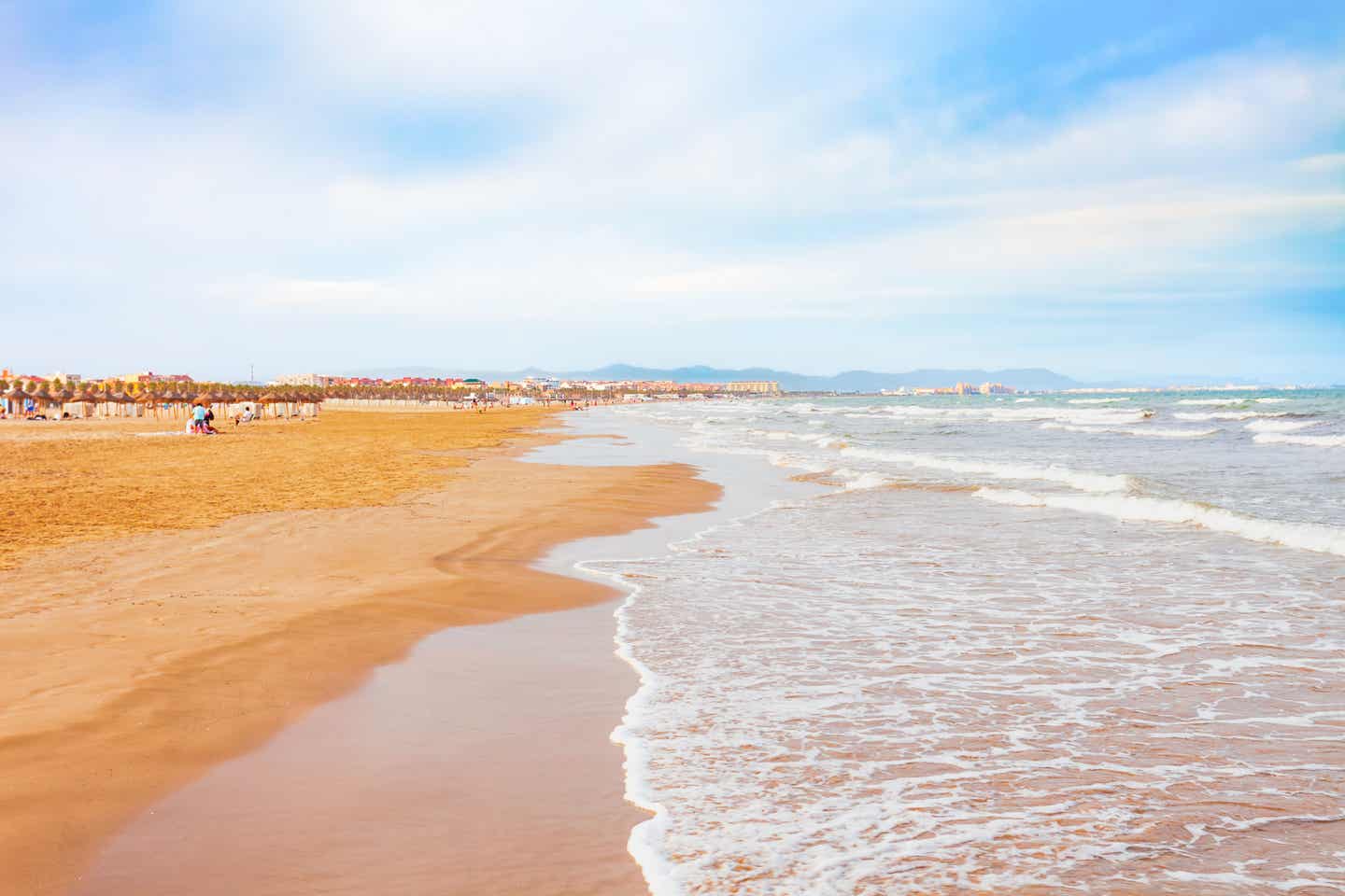 Auch das macht Valencia zum Geheimtipp für deine nächste Städtereise in Europa: der wunderschöne Stadtstrand Stadtstrand von Valencia