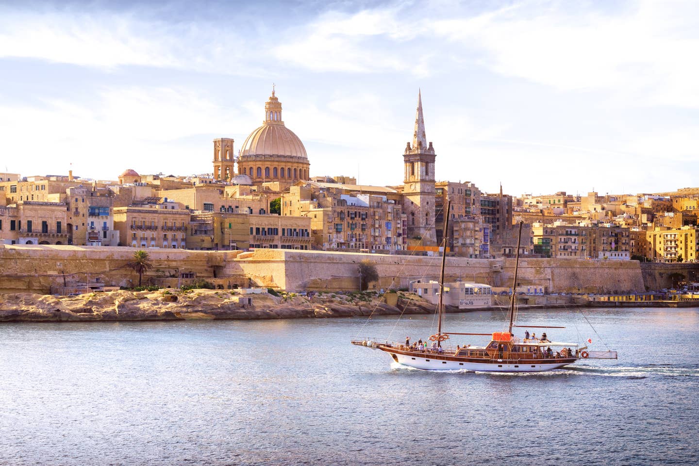 Rundreisen Malta: Blick vom Meer auf Maltas Hauptstadt Valletta mit ihrer großen Kathedrale