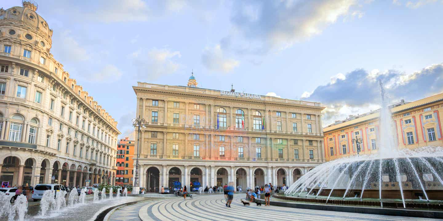 Ein echter Ferrari: der Brunnen am Piazza de Ferrari Blick auf den imposanten Brunnen umgeben von Händlerhäusern in Genua