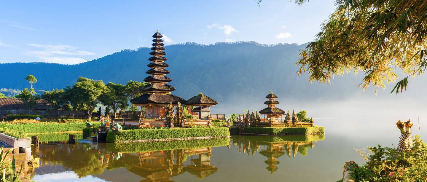 Faszinierende Bali-Tempel in grüner Natur