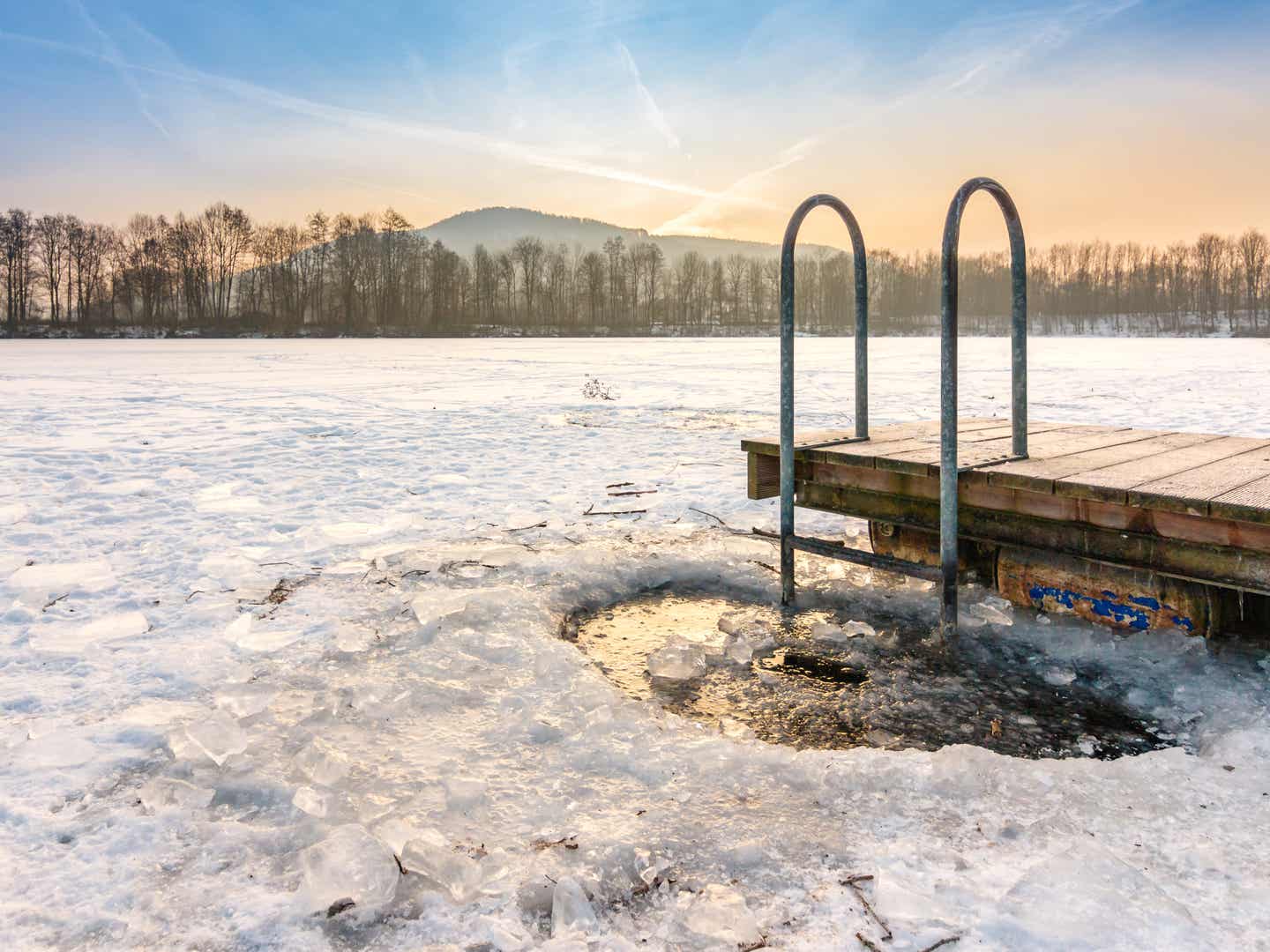 Eisloch im See