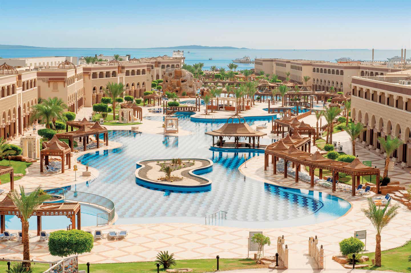 Hotel- und Poollandschaft des Sentido Mamlouk Palace Resort von oben