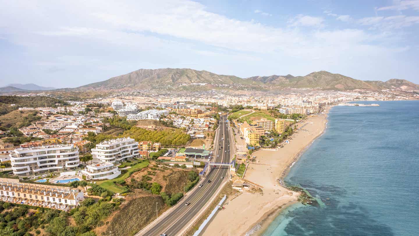 Luftaufnahme von Fuengirola mit Küstenstraße, Strandpromenade und Blick auf die Stadt in Andalusien, Spanien 