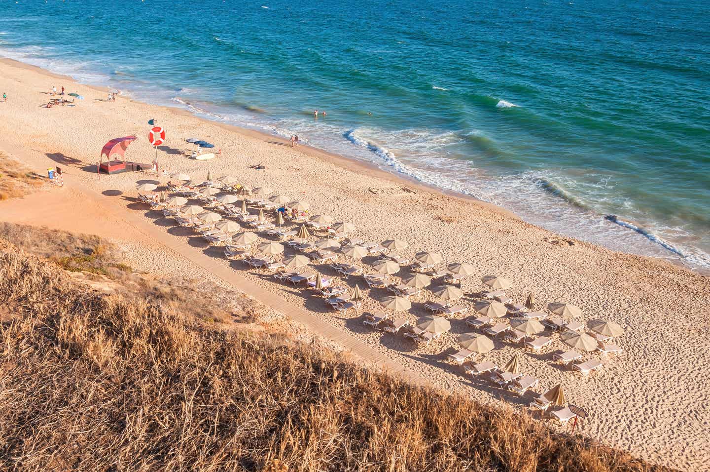 Überwintern im Ausland: An der Algarve entspannst du an Stränden wie dem Falesia Beach.