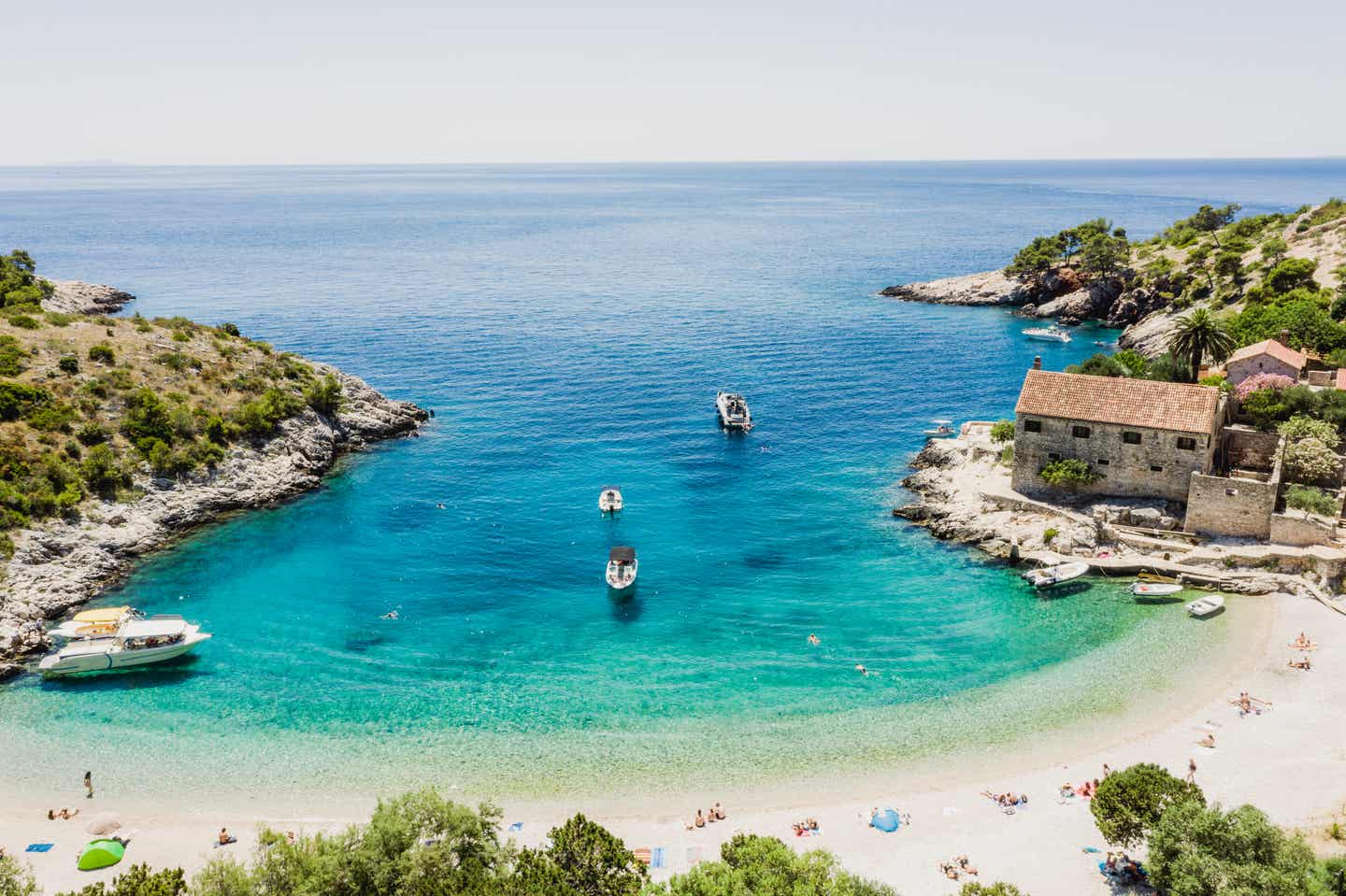 Kroatien Urlaub - Bucht mit Strand und Booten