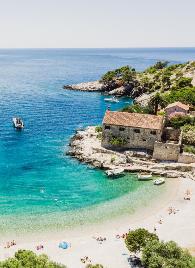 Jetzt entdecken Kroatien - Luftaufnahme einer Bucht und Booten