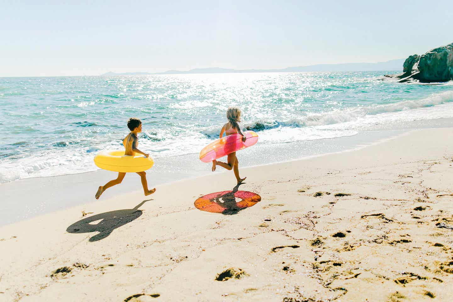 Spielende Kinder am Strand