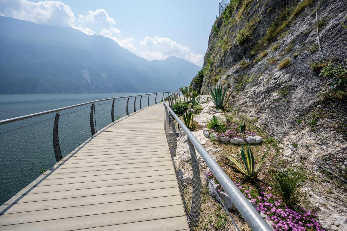 "Ciclopista del Garda" - Rad- und Fußweg über den Gardasee bei Limone Sul Garda -