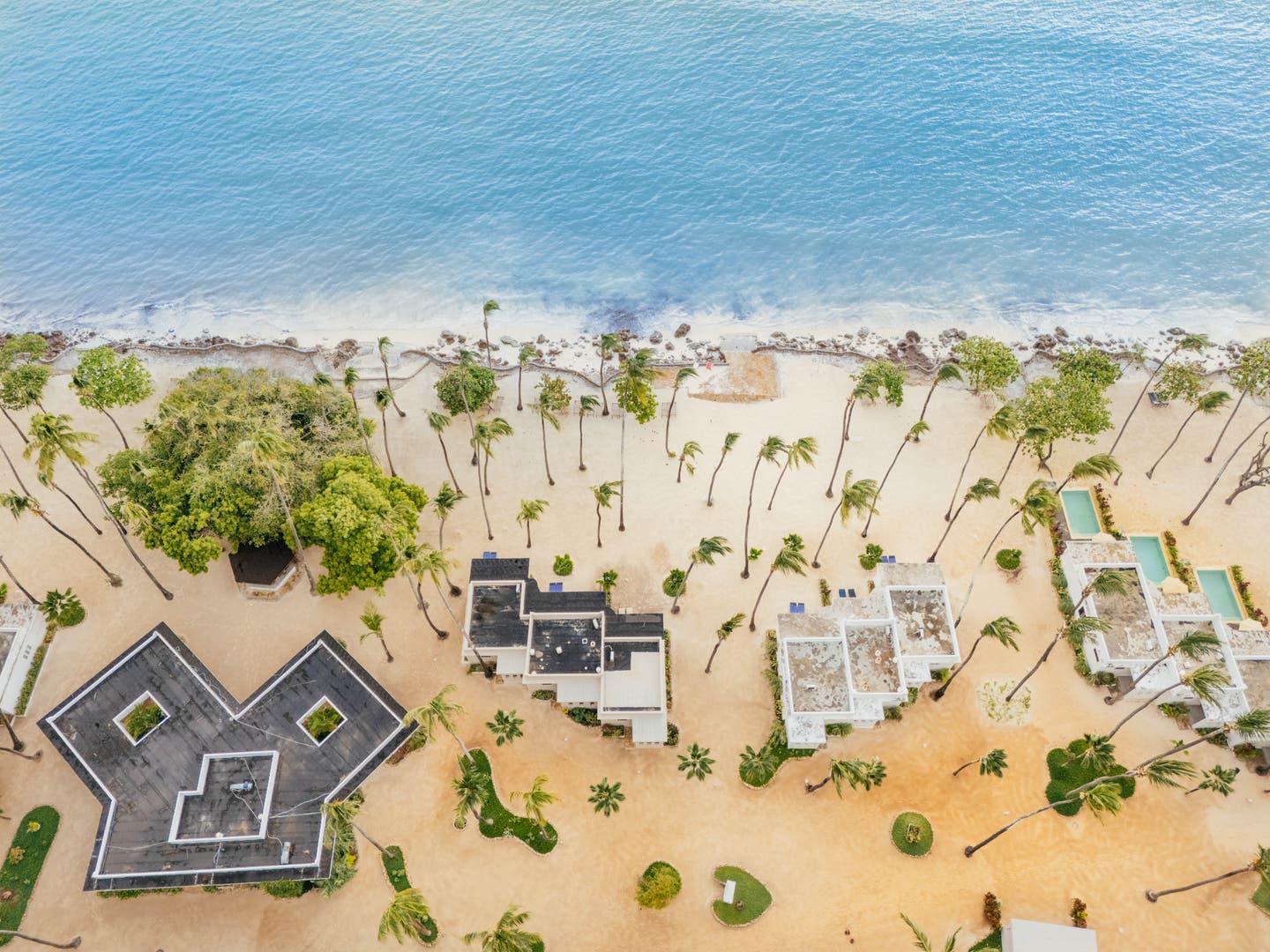 Drohnenbild von Strand und Strandhäusern des Hotels