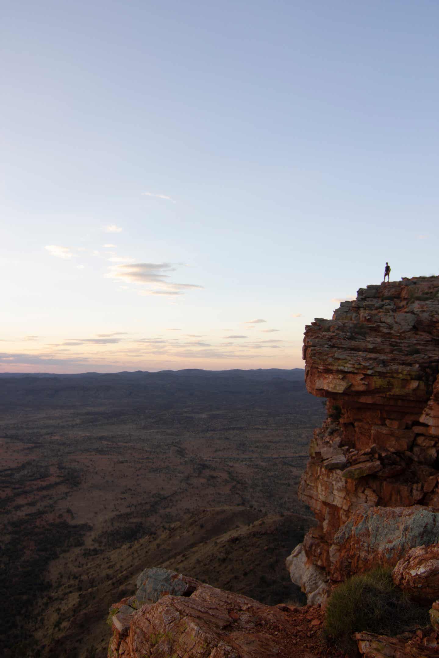 Northern-Territory-Sehenswürdigkeiten: Mann steht an Klippe