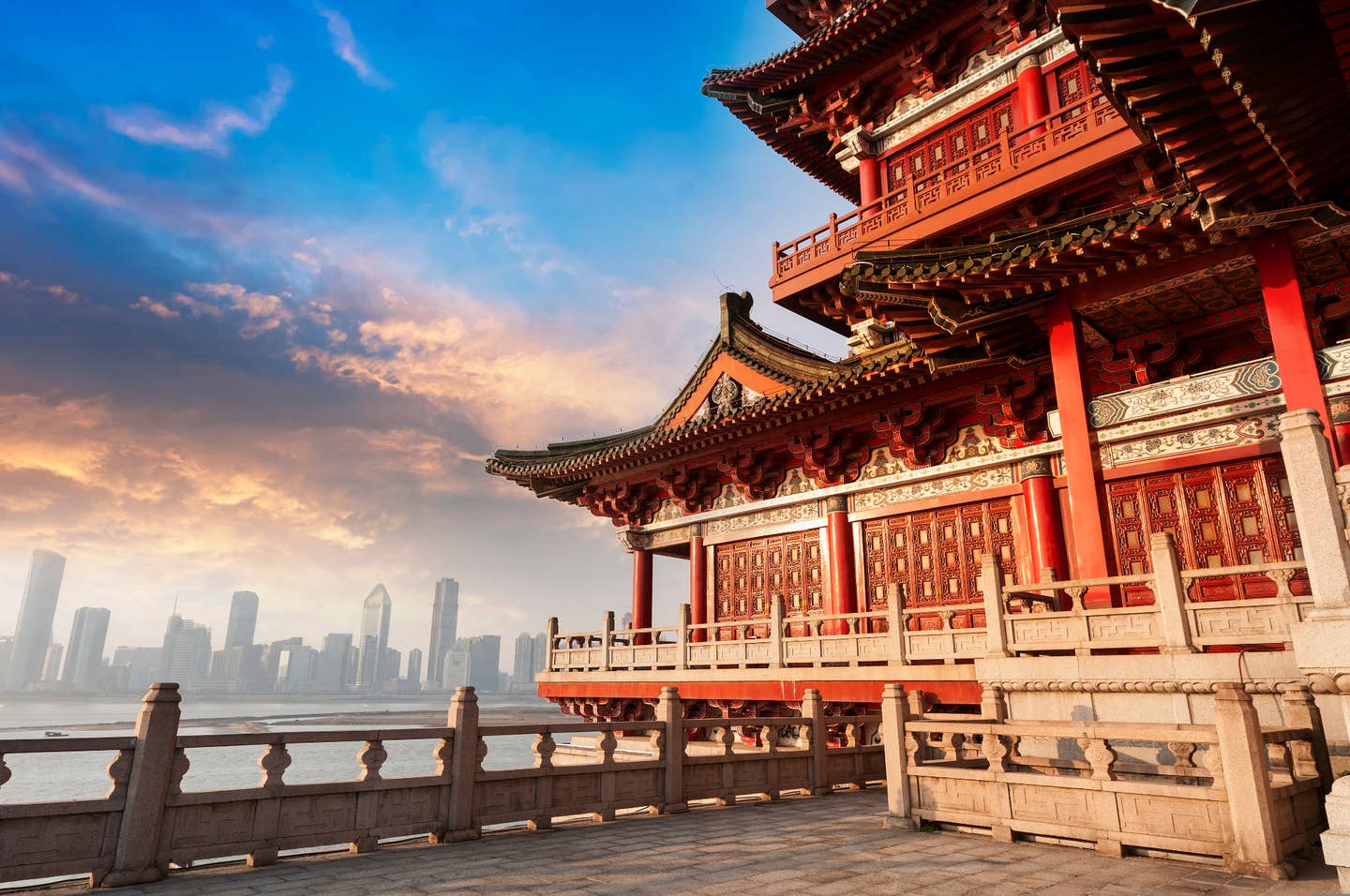 China – Tempel vor Skyline