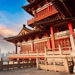 china-tempel-vor-skyline-klein-g-491990549.jpg