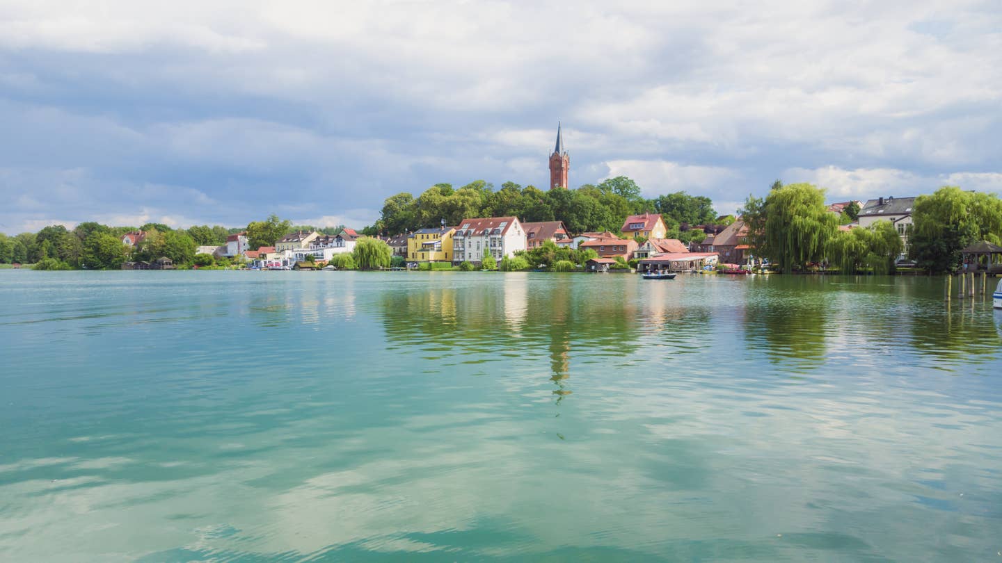 Mecklenburgische Seenplatte Urlaub mit DERTOUR. Blick über den See auf Feldberg