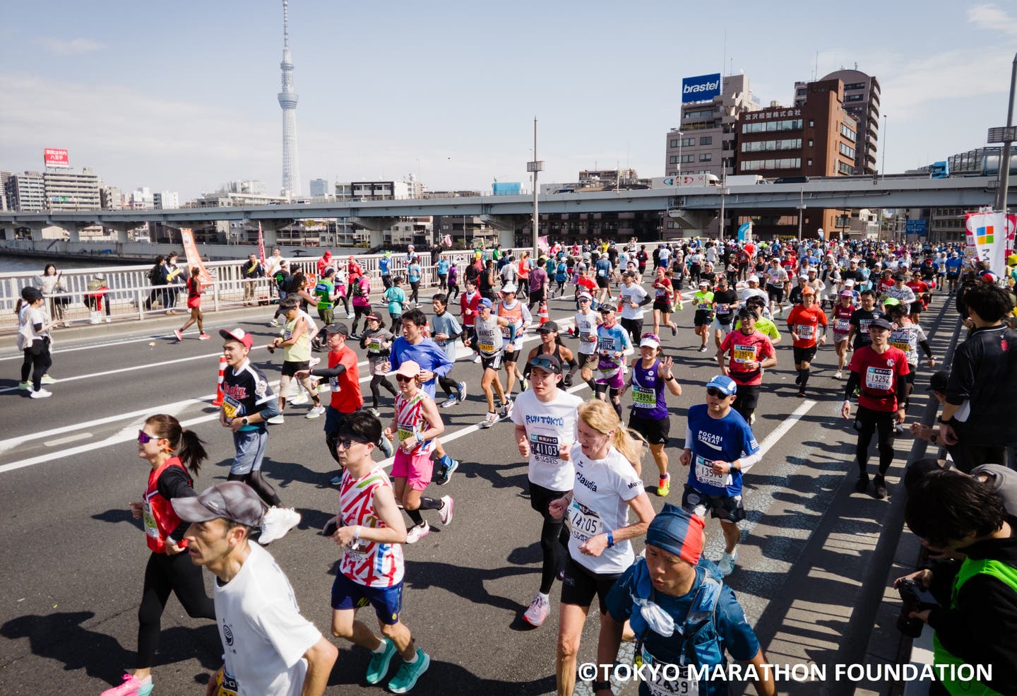 Tokio Marathon und im Hintergrund der Skytree