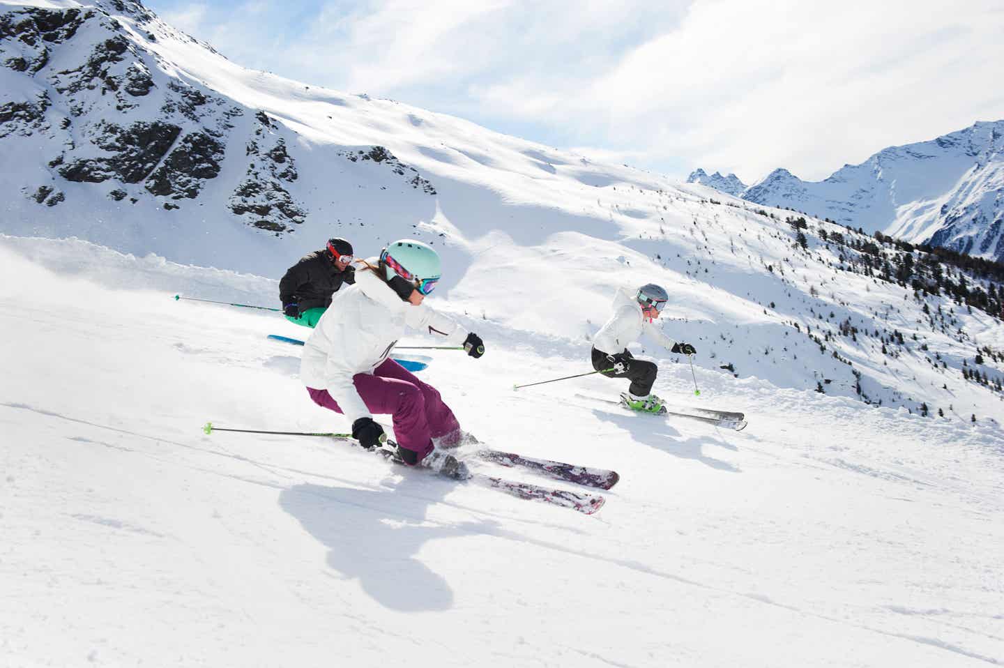 Gruppe von Menschen beim Skifahren in Italien