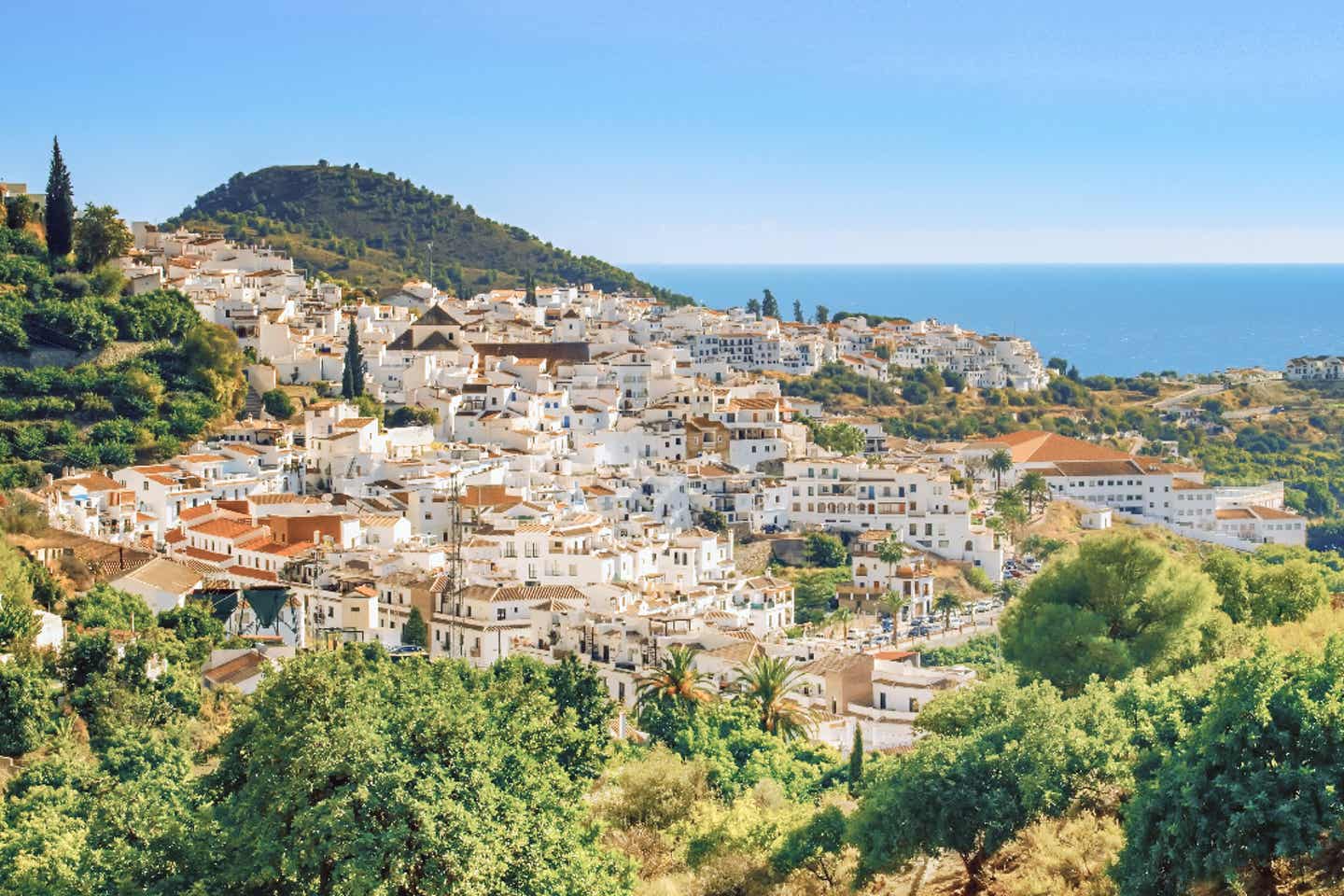 Weiß getünchte Häuser im andalusischen Dorf Frigiliana mit Blick auf das Mittelmeer