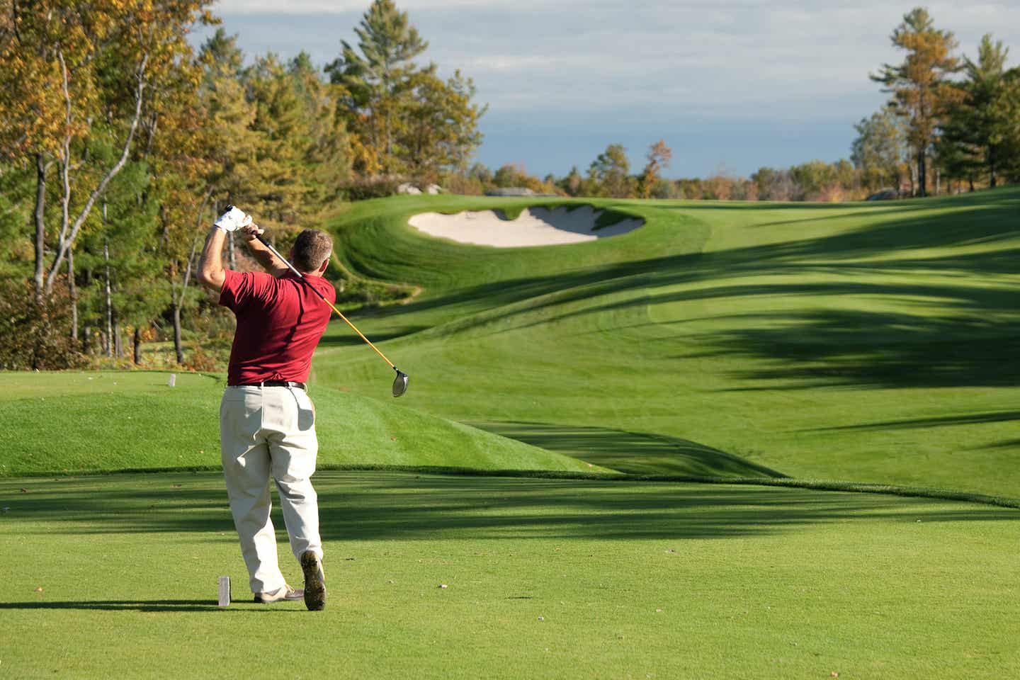 Golfer beim Abschlag