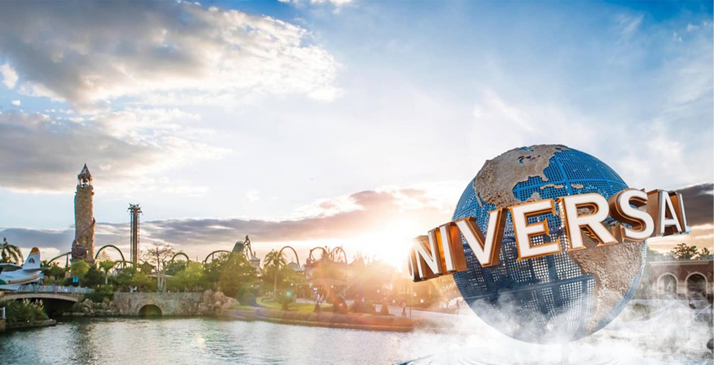 Universal Orlando Resort mit großem See, Attraktionen und Achterbahnen im Hintergrund