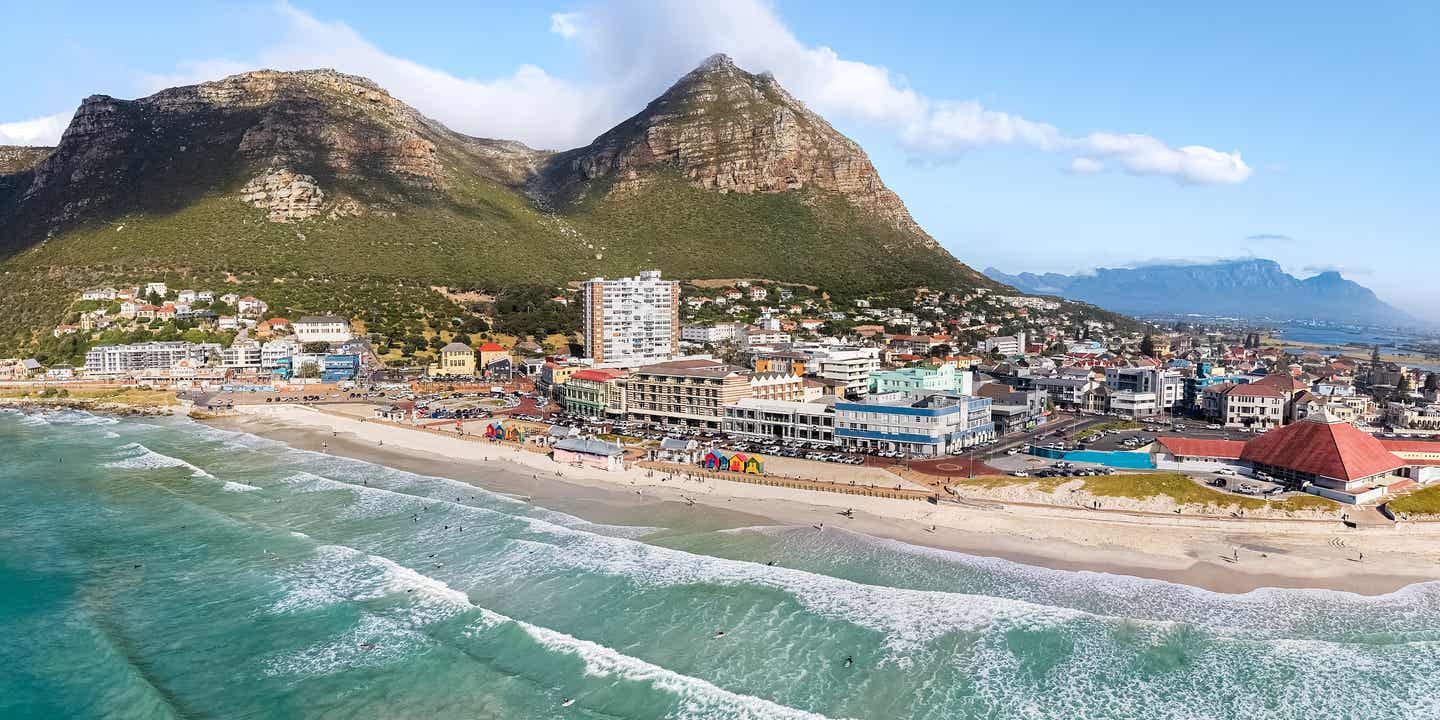 Muizenberg Beach in Kapstadt mit bunten Strandhäuschen und flachem Südafrika-Strand an der False Bay
