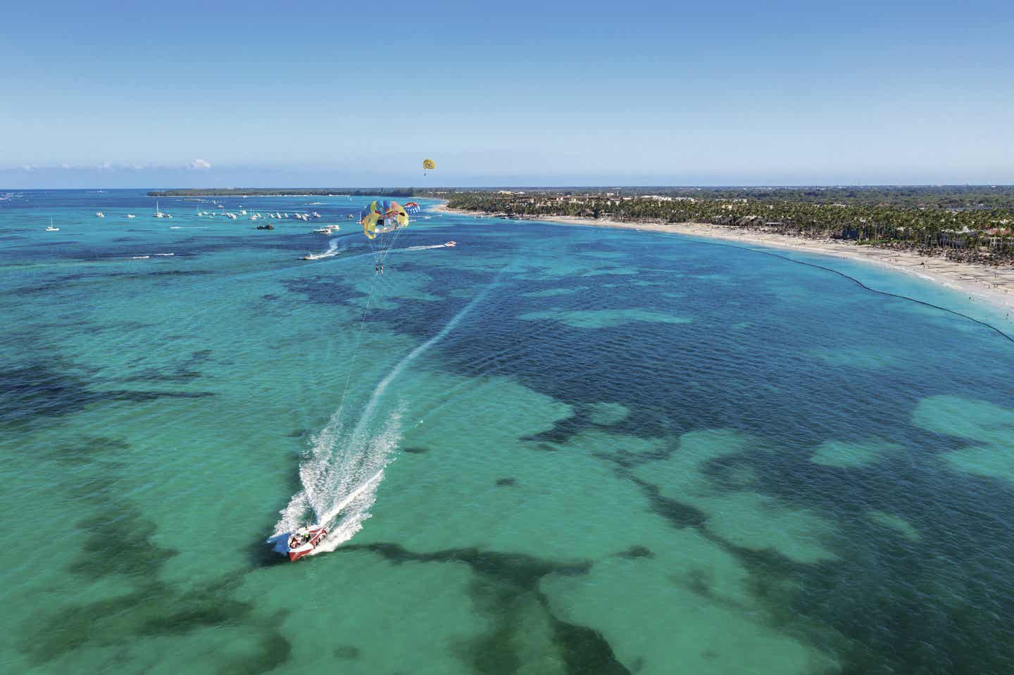 Punta Cana Urlaub mit DERTOUR. Boot mit Fallschirm und mehr Wassersport vor dem Bavaro Beach in Punta Cana