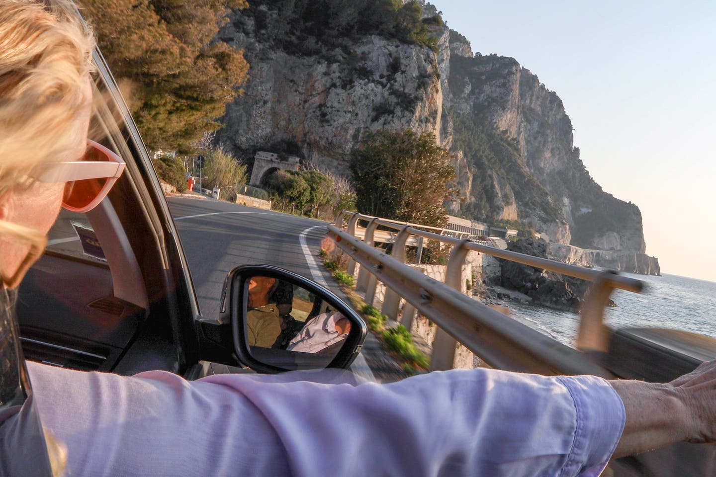 Roadtrip üer die Küstenstraße entlang der Strände in Italien