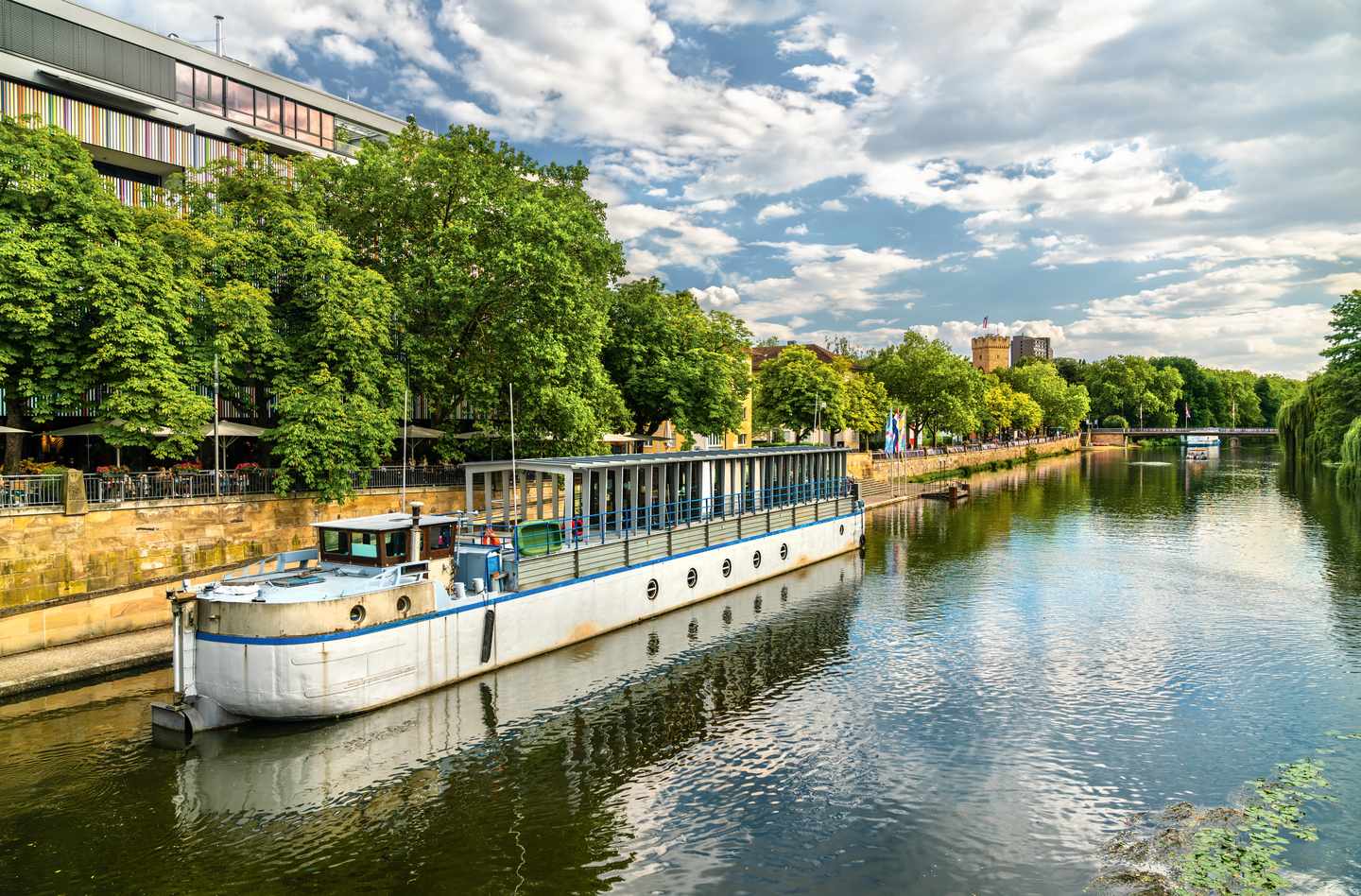 deutschland-baden-wuerttemberg-heilbronn-neckar-uferpromenade-boot-stadtgruen-g-1478924207.jpg