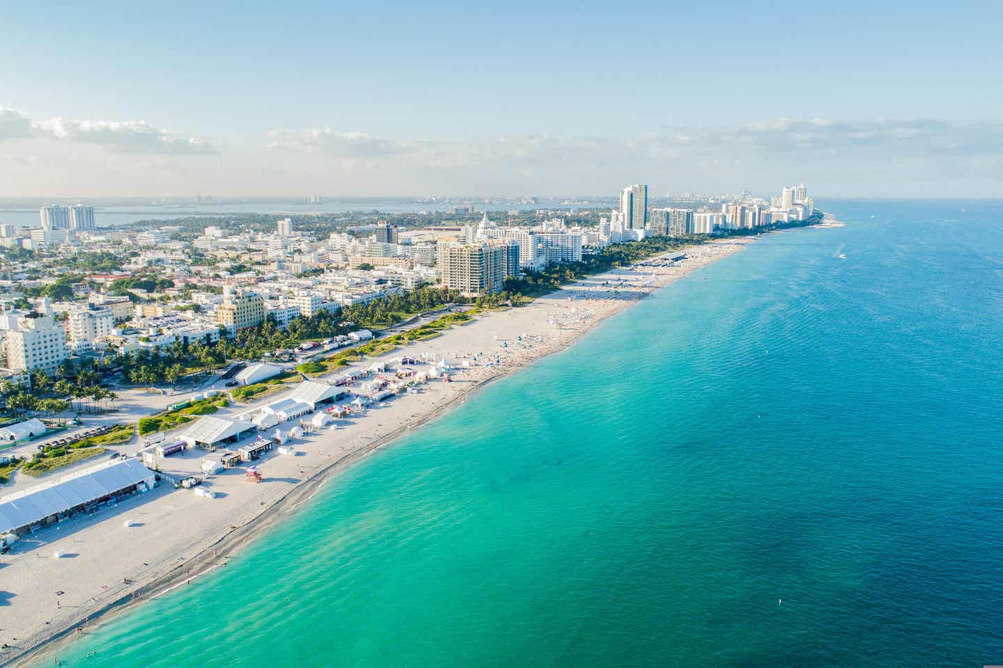 Blick auf die Skyline von Miami South Beach mit türkisblauem Wasser