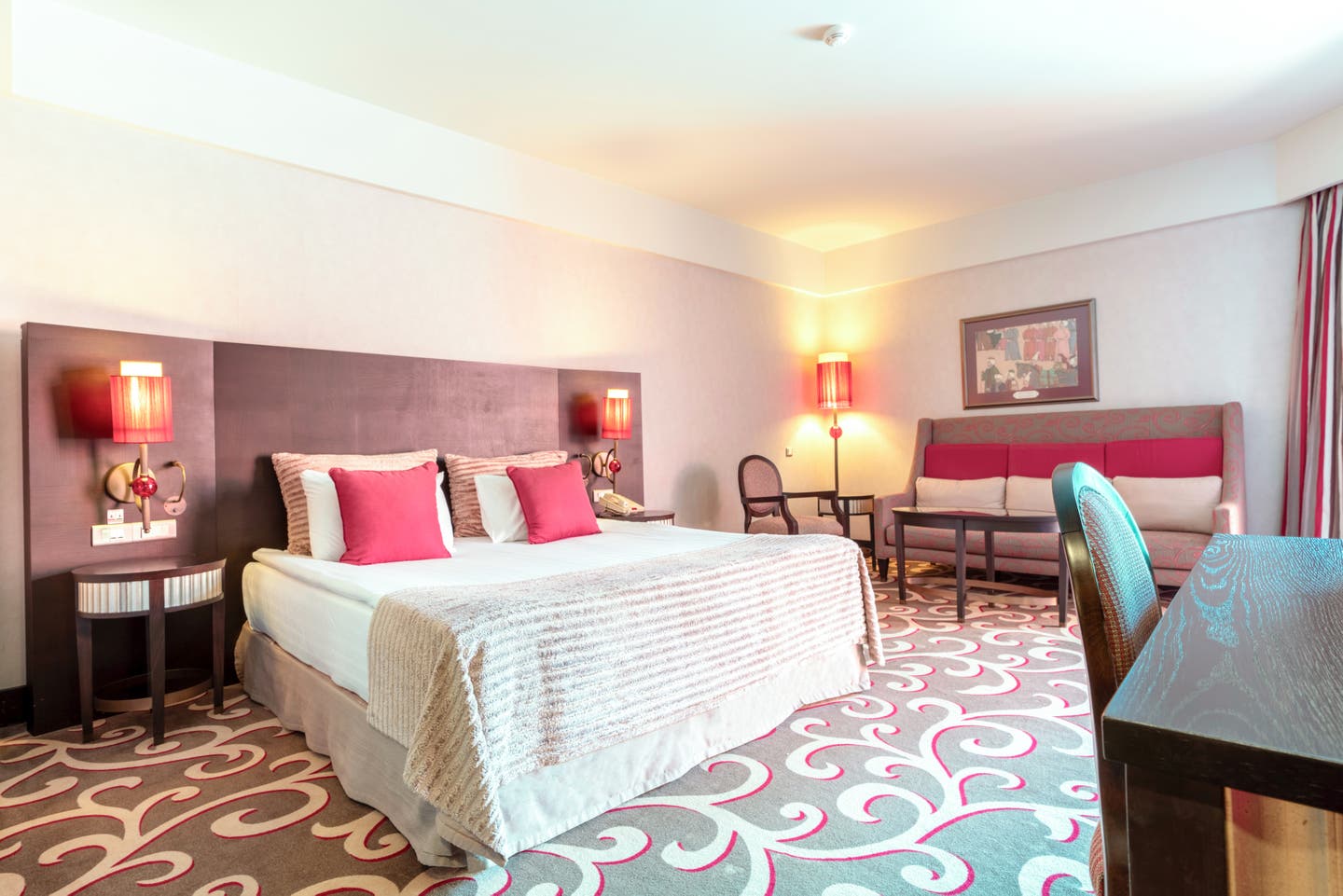 Seitlicher Blick auf das Bett des Cornelia Diamond Lake Family Room