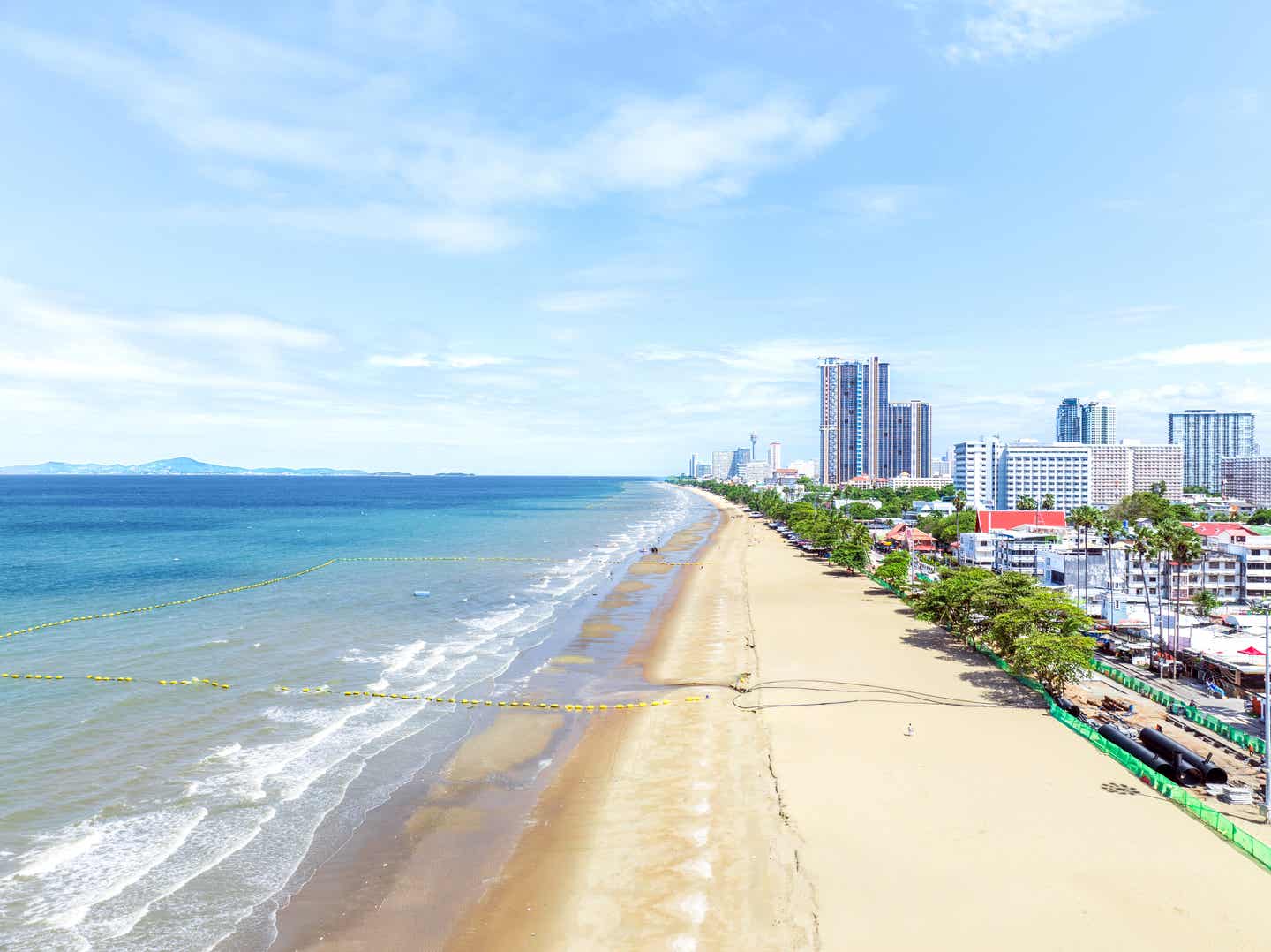 Blick auf den langen Sandstrand von Pattaya
