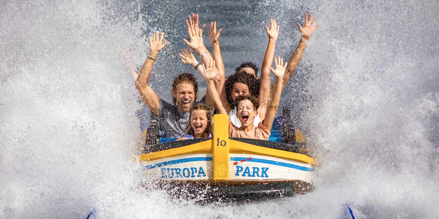 Freizeitparks Deutschland: Familie fährt gemeinsam die Wasserbahn Poseidon im Europa-Park und wird beim Splash nass