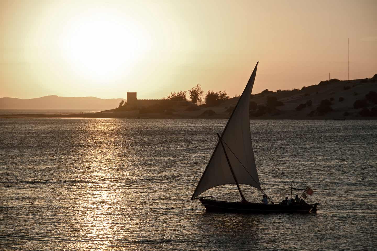 Kenia Strände: traditionelles Dhow-Fischerboot im Sonnenuntergang vor Kenias Küste