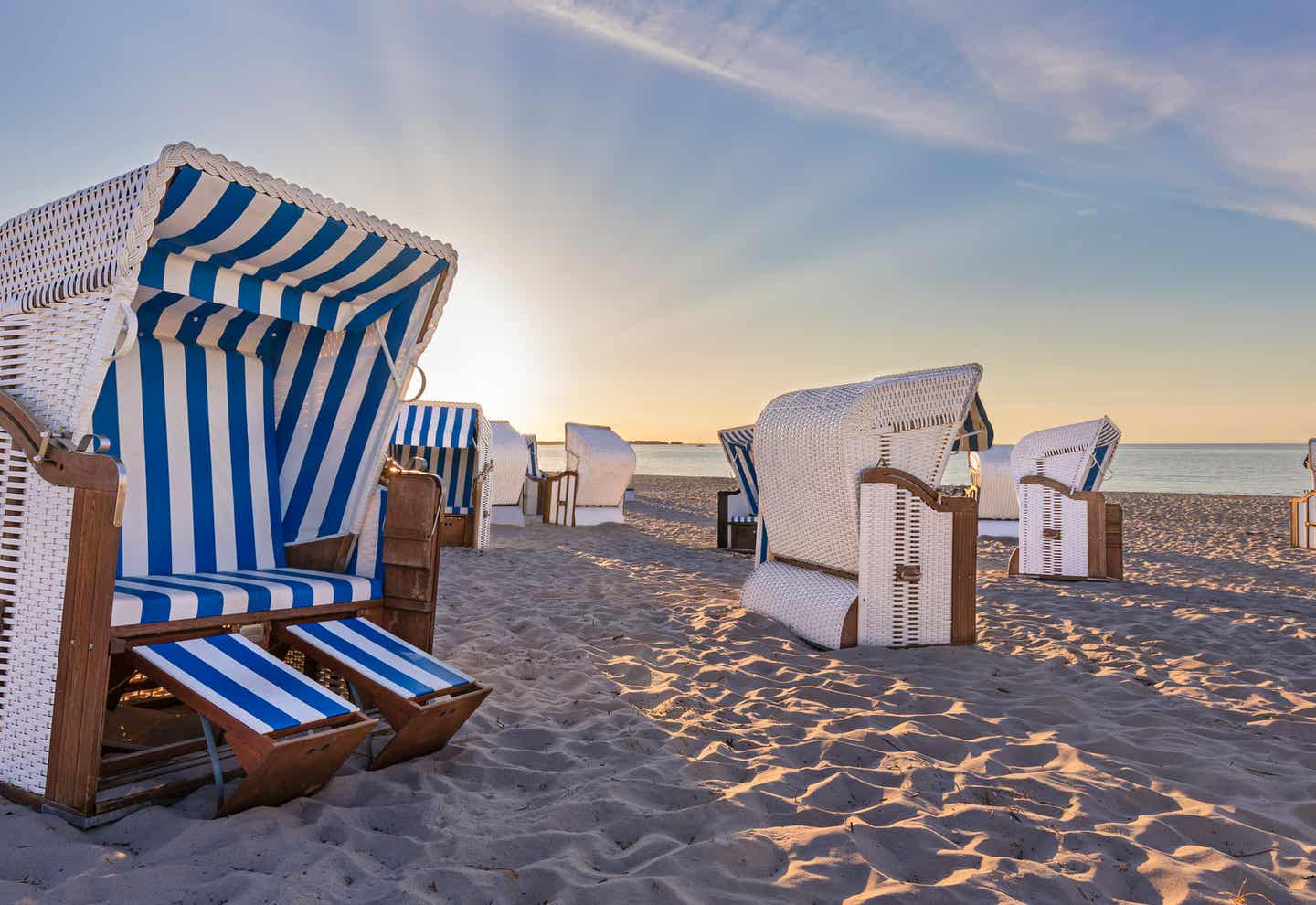 Strandkörbe am schönen Ostseestrand