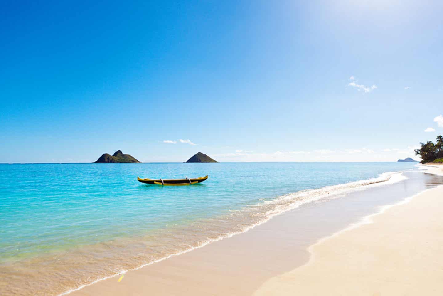 Paradiesischer Lanikai Beach mit Mokulua Inseln im Hintergrund