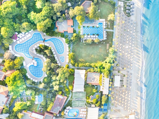 Topshot einer Drohne auf das Ali Bey Resort Sorgun