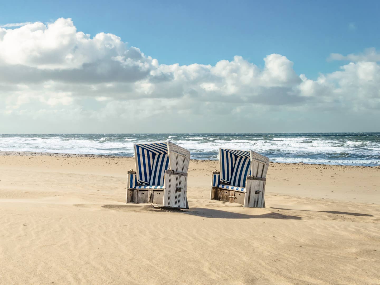 Strandurlaub Deutschland – Strandpanorama auf der Insel Sylt in der Nordsee