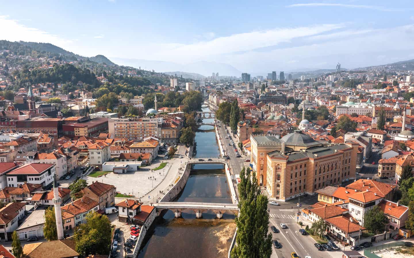 Städtetrip im Juli: Luftaufnahme der Innenstadt von Sarajevo